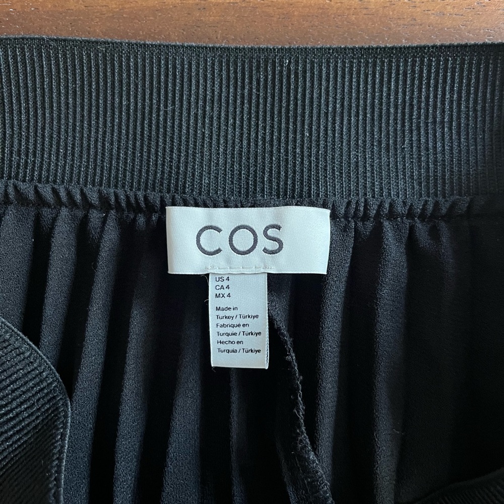 COS Black Pleated Skirt size 4